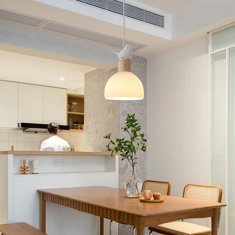 lustre led suspendu en bois avec abat-jour en verre blanc