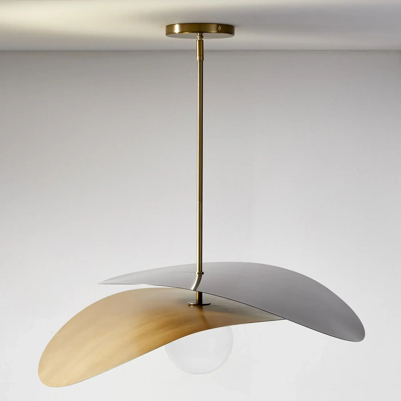 suspension haut de gamme en métal et verre style design artistique