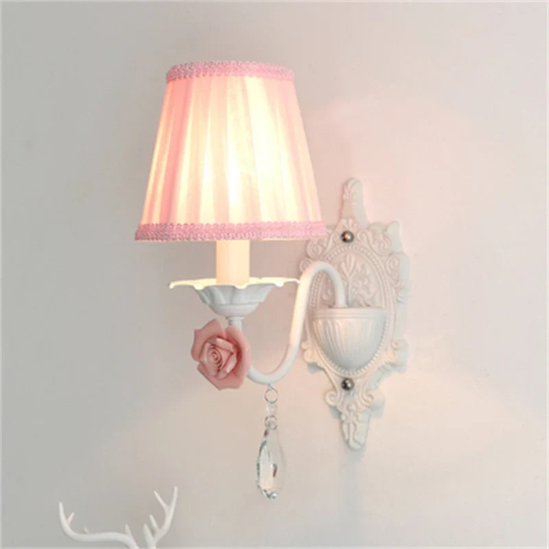 lustre en fer forgé avec décor de roses romantiques fleurs pastorales