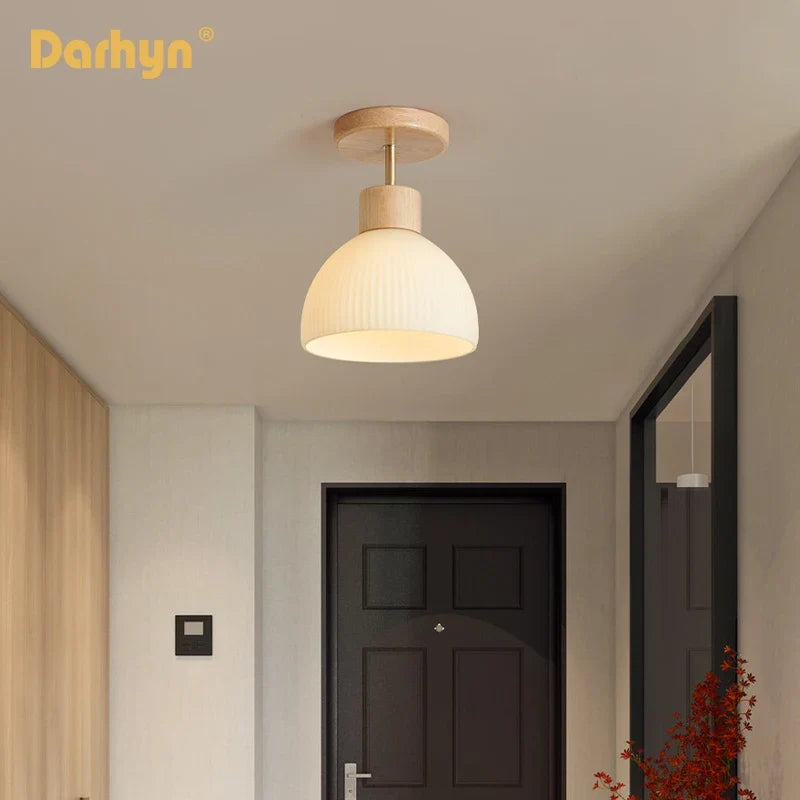 lustre en bois simple avec abat-jour en verre
