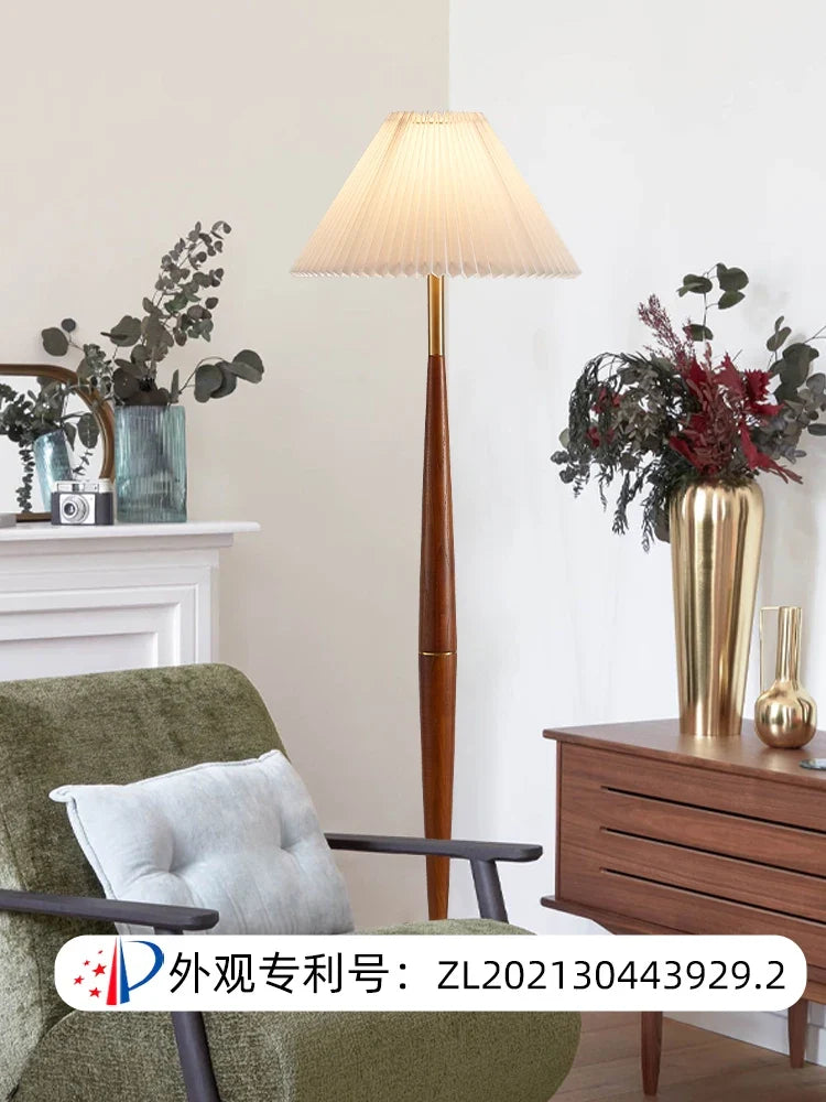 lampadaire moderne en bois de noyer et tissu décoratif