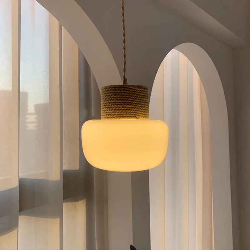 Suspension en verre opalin blanc coiffée de bois clair — Badiane
