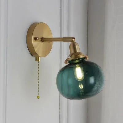 applique murale moderne avec chaîne de traction et boule de verre