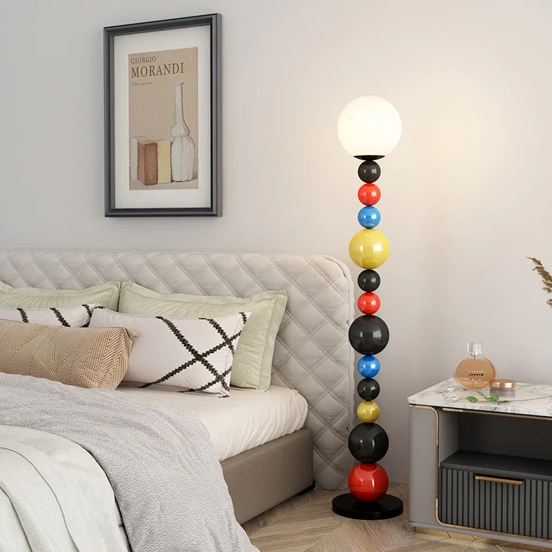 lampadaire moderne à perles colorées et abat-jour en verre