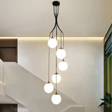 lustre nordique avec lampes de boule en verre laiteux suspendues