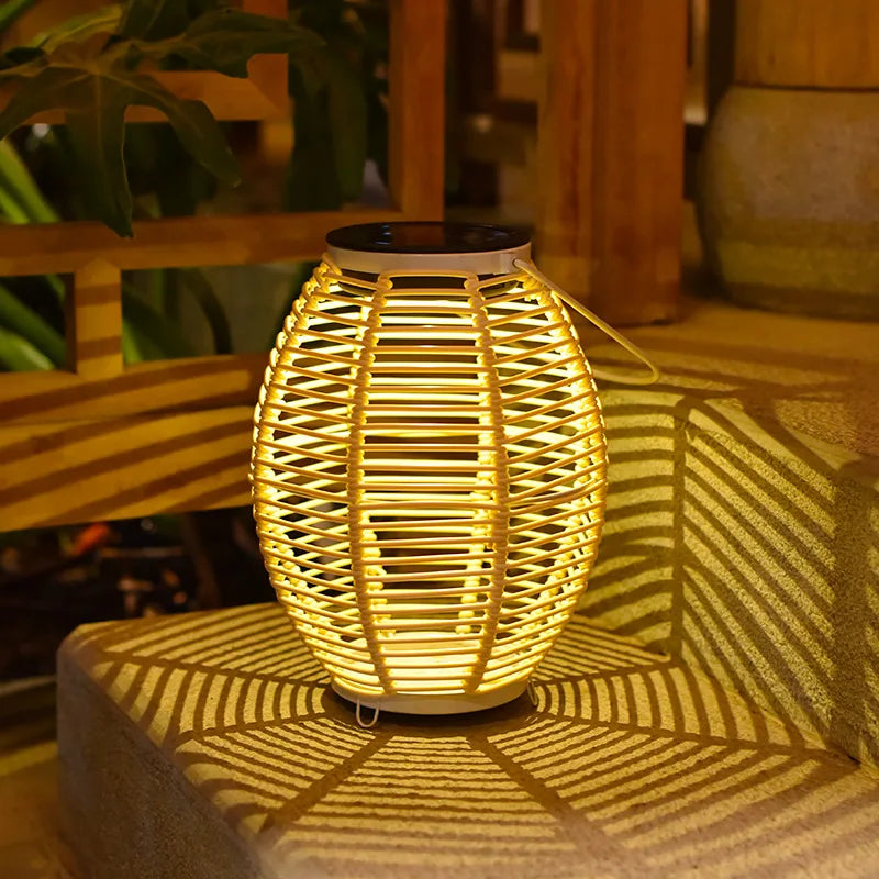 lanterne solaire en rotin pour ambiance extérieure créative