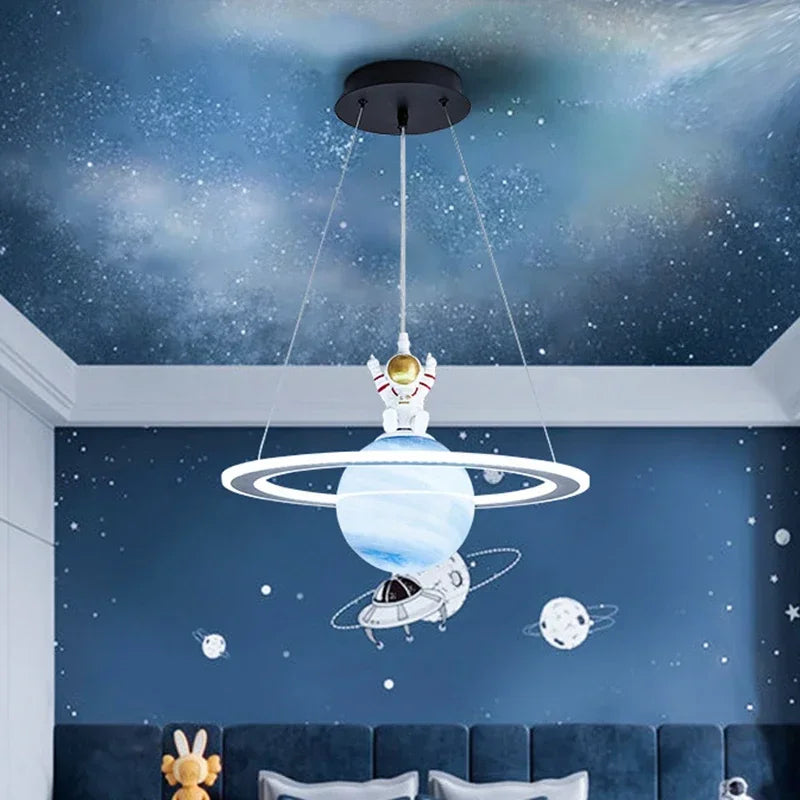 Suspension d'astronaute et de planète nordiques