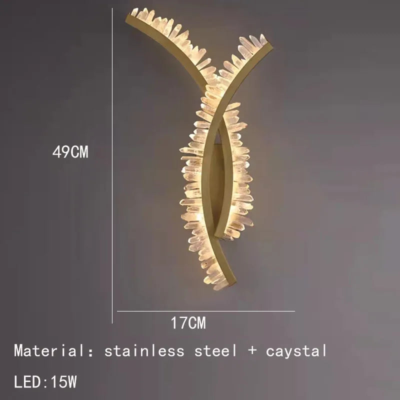 applique murale en cristal naturel et métal doré design stylisé
