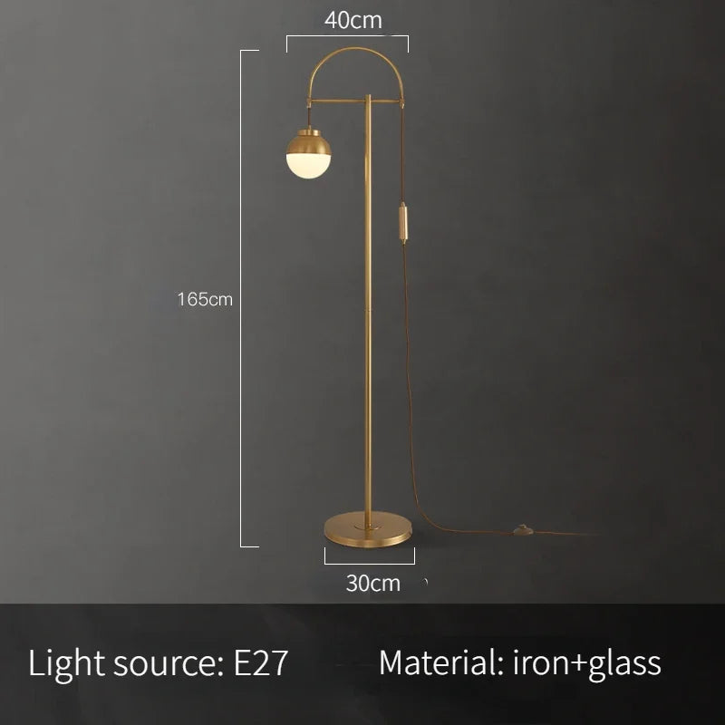 lampadaire rétro doré design nordique pour intérieur élégant