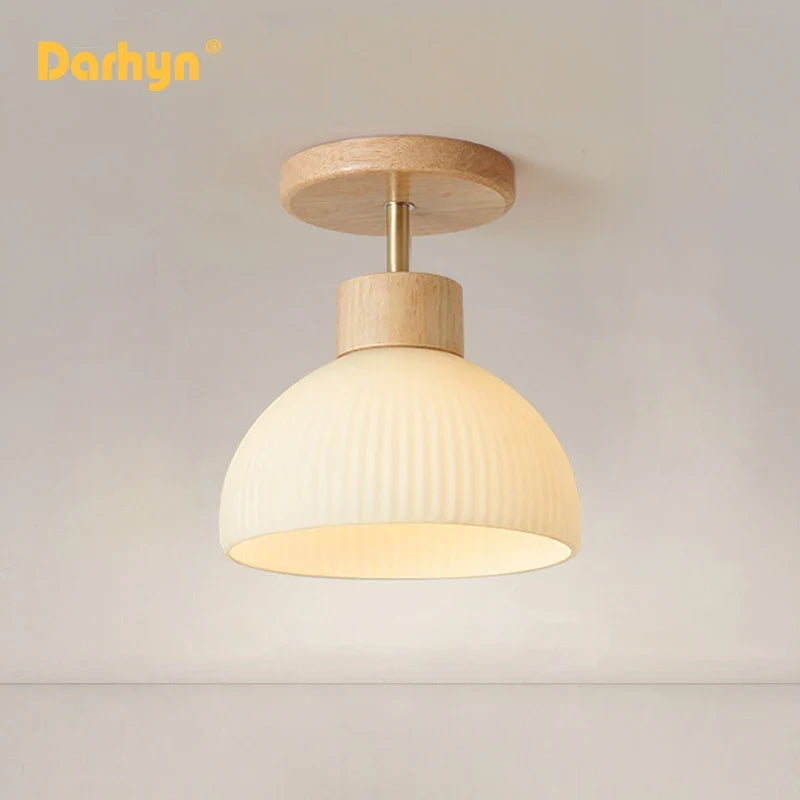 lustre en bois simple avec abat-jour en verre