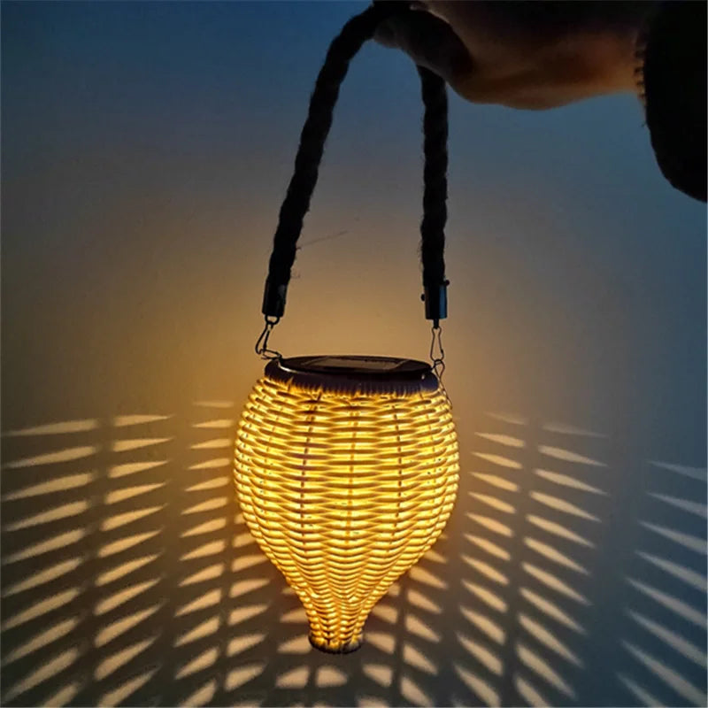 lanterne solaire en rotin pour ambiance extérieure créative