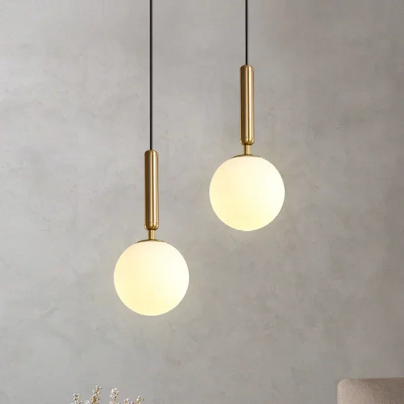 suspension moderne avec abat-jour en boule de verre doré
