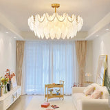 lustre rétro en plumes pour une ambiance romantique et luxueuse