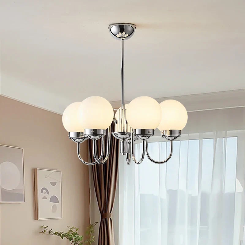 suspension minimaliste en verre et fer pour intérieur médiéval