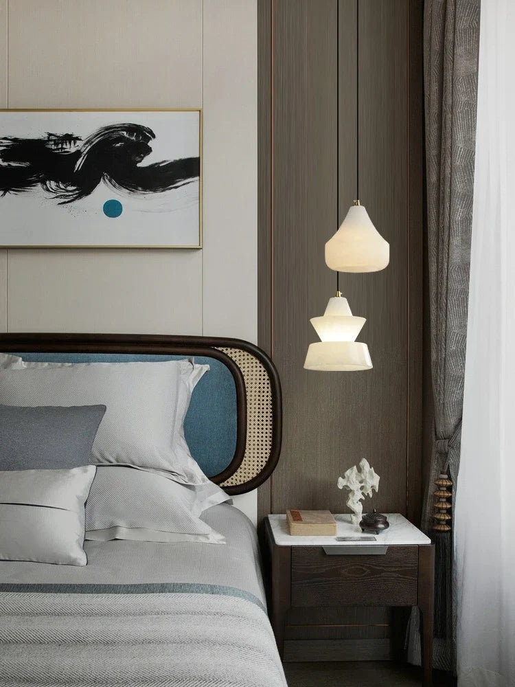 suspension en marbre et cuivre design minimaliste pour intérieur moderne