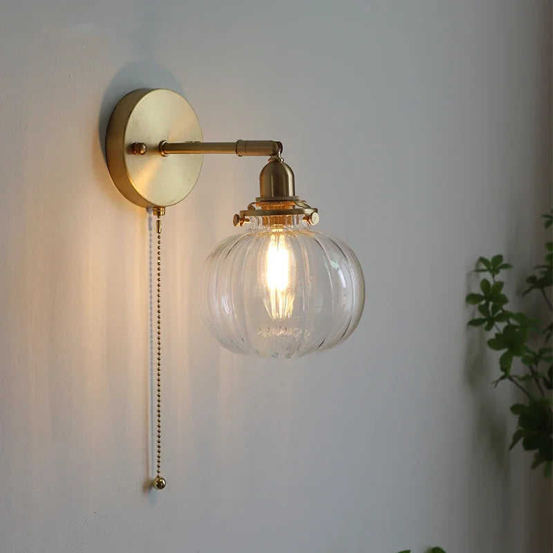 applique murale moderne avec chaîne de traction et boule de verre