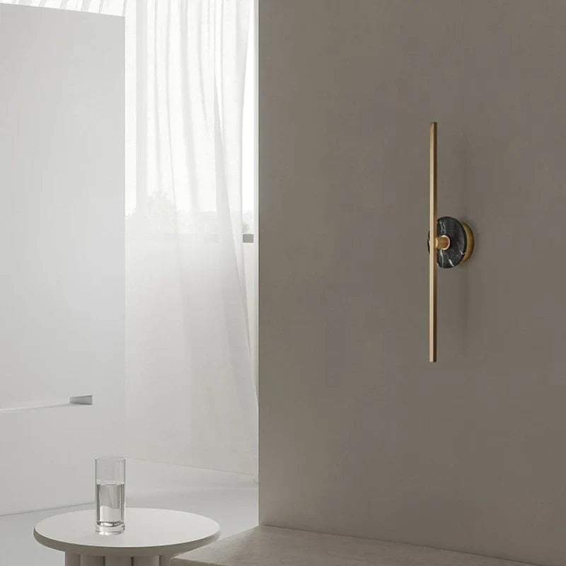 applique murale minimaliste en marbre naturel avec ligne en laiton
