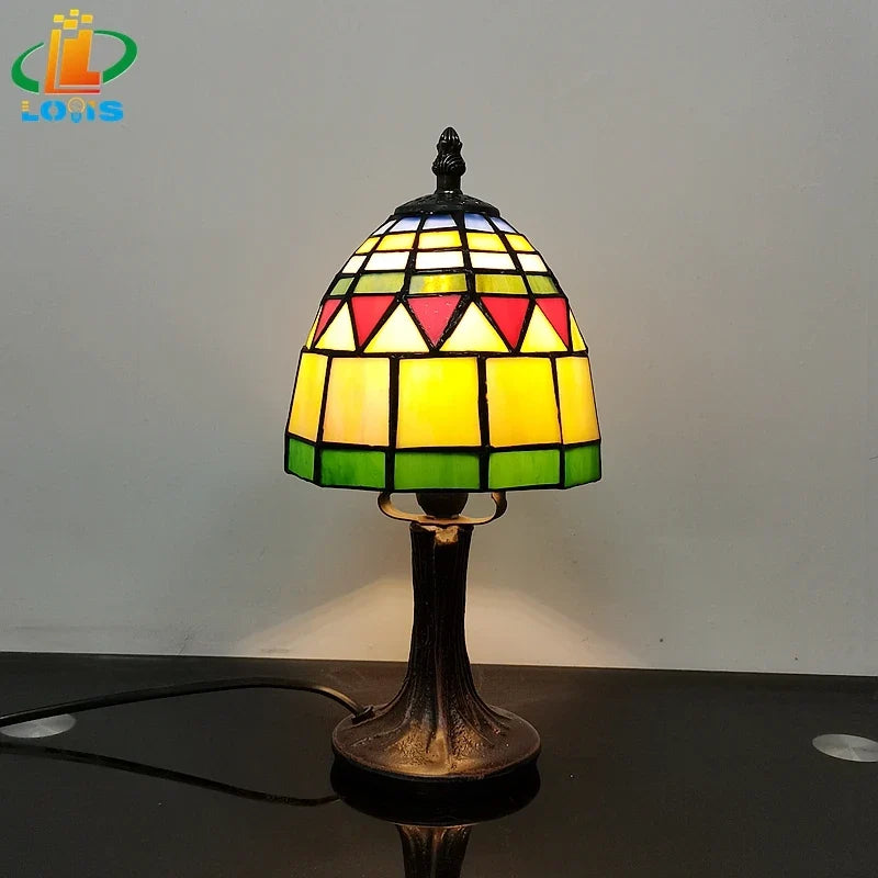 lampe de chevet en verre teinté style tiffany pour décoration élégante