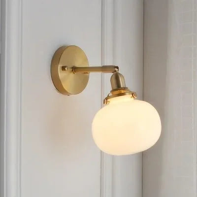applique murale moderne avec chaîne de traction et boule de verre