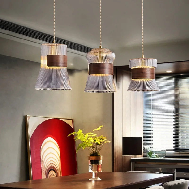 suspension moderne en verre avec détails en bois et cuivre