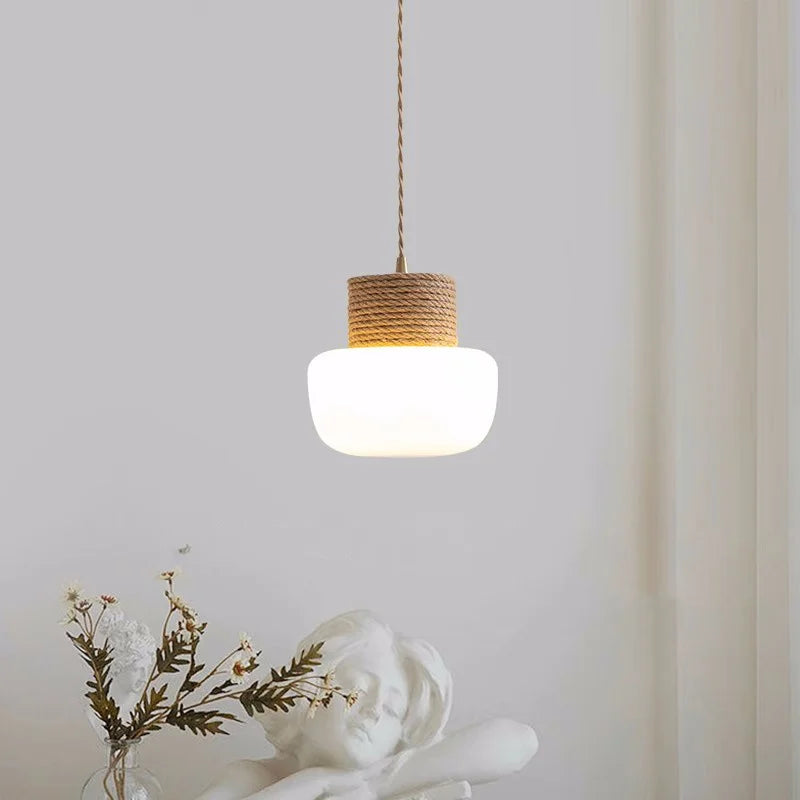 Suspension en verre opalin blanc coiffée de bois clair — Badiane