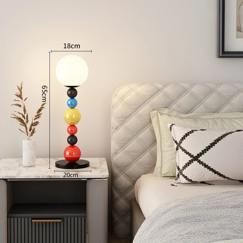 lampadaire moderne à perles colorées et abat-jour en verre