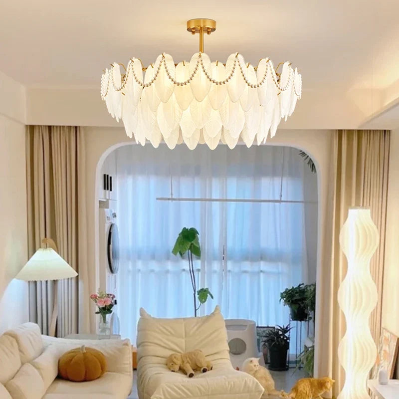 lustre rétro en plumes pour une ambiance romantique et luxueuse