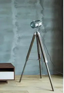 lampe de sol industrielle en bois avec trépied vintage à charnière