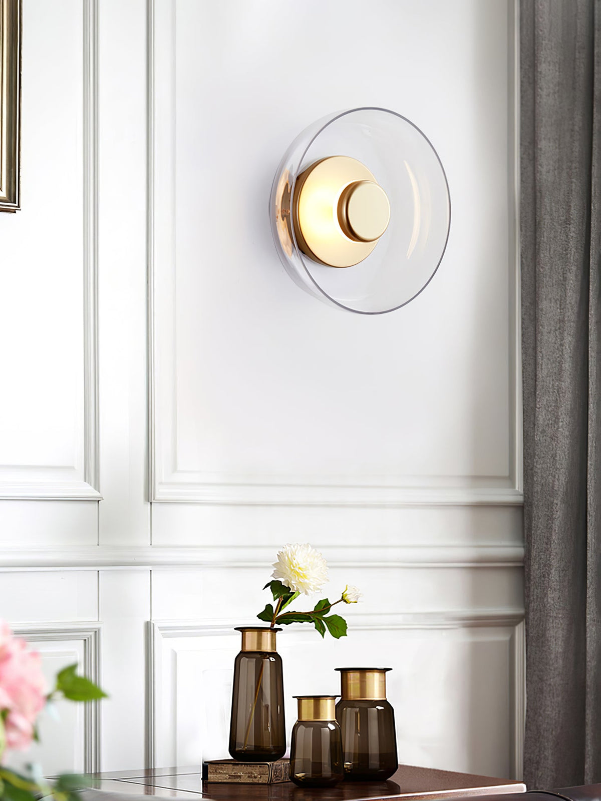 Applique murale disque de verre transparent et cœur en laiton — Immortelle