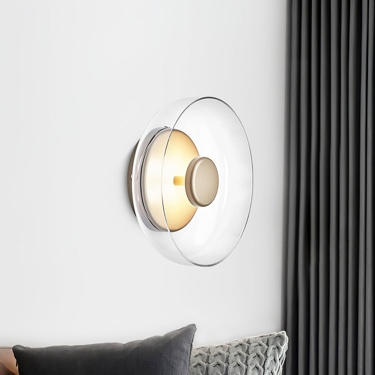 Applique murale disque de verre transparent et cœur en laiton — Immortelle