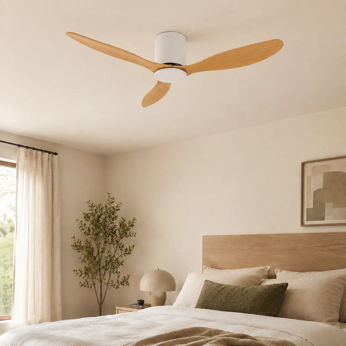 Ventilateur de plafond blanc et bois clair sans éclairage — Cendrier
