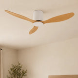 Ventilateur de plafond blanc et bois clair sans éclairage — Cendrier