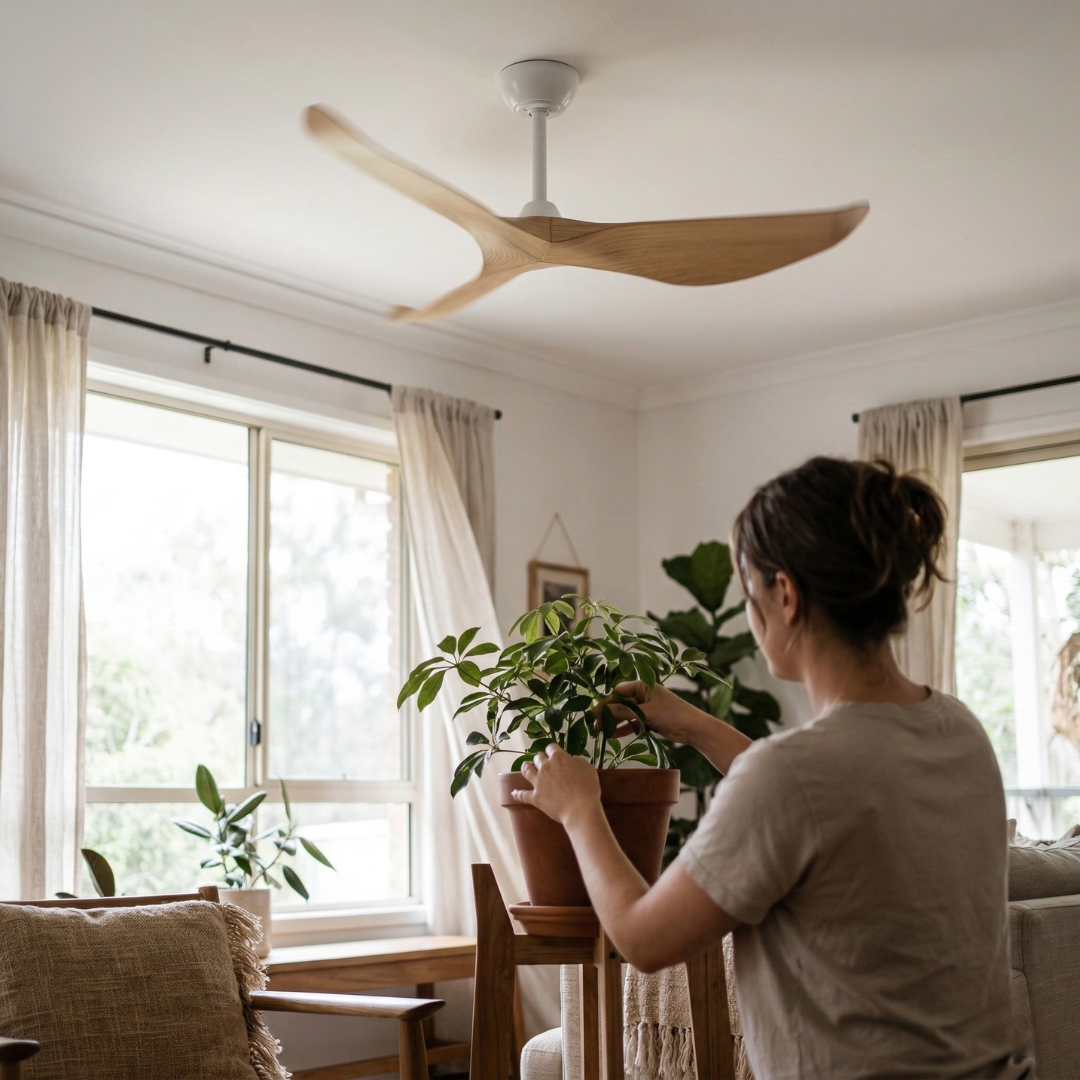 Ventilateur de plafond blanc mat à trois pales en bois clair — Anis