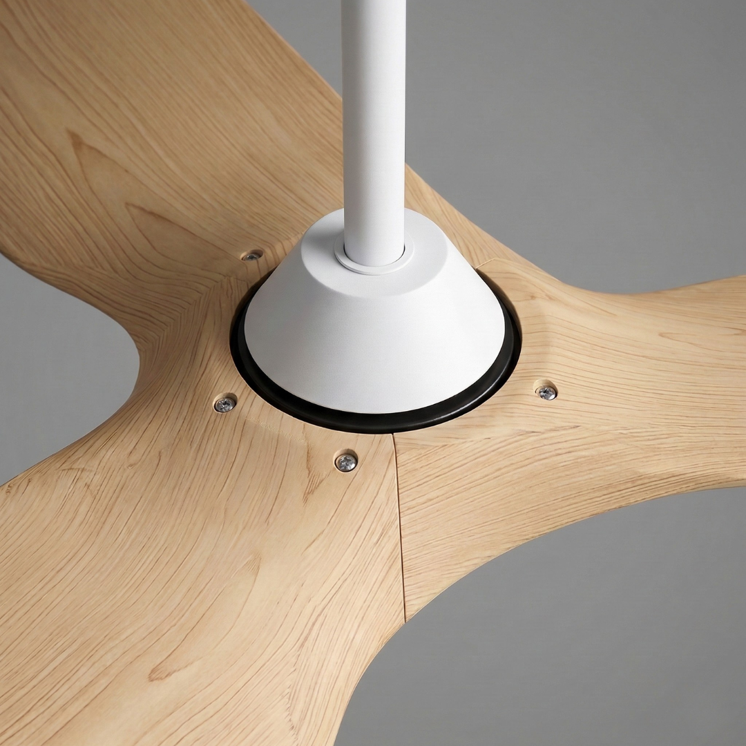 Ventilateur de plafond blanc mat à trois pales en bois clair — Anis