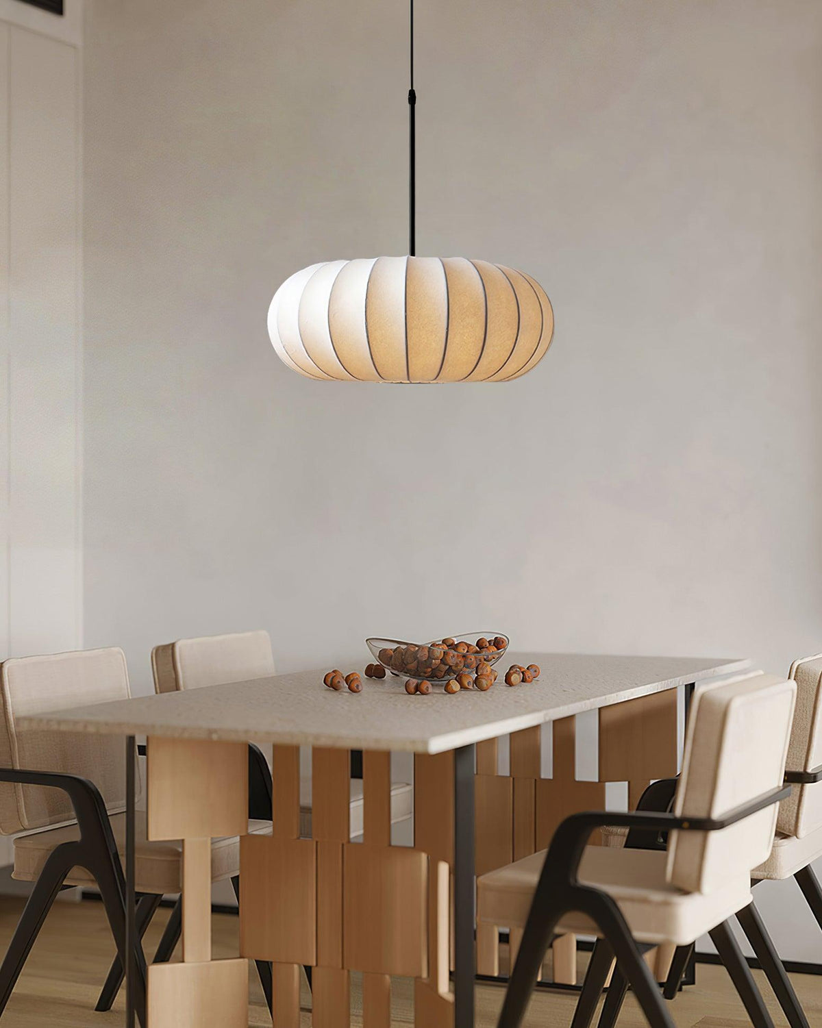 Suspension dôme côtelé en tissu et tige métal noire — Brisance