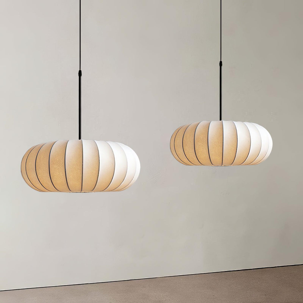 Suspension dôme côtelé en tissu et tige métal noire — Brisance