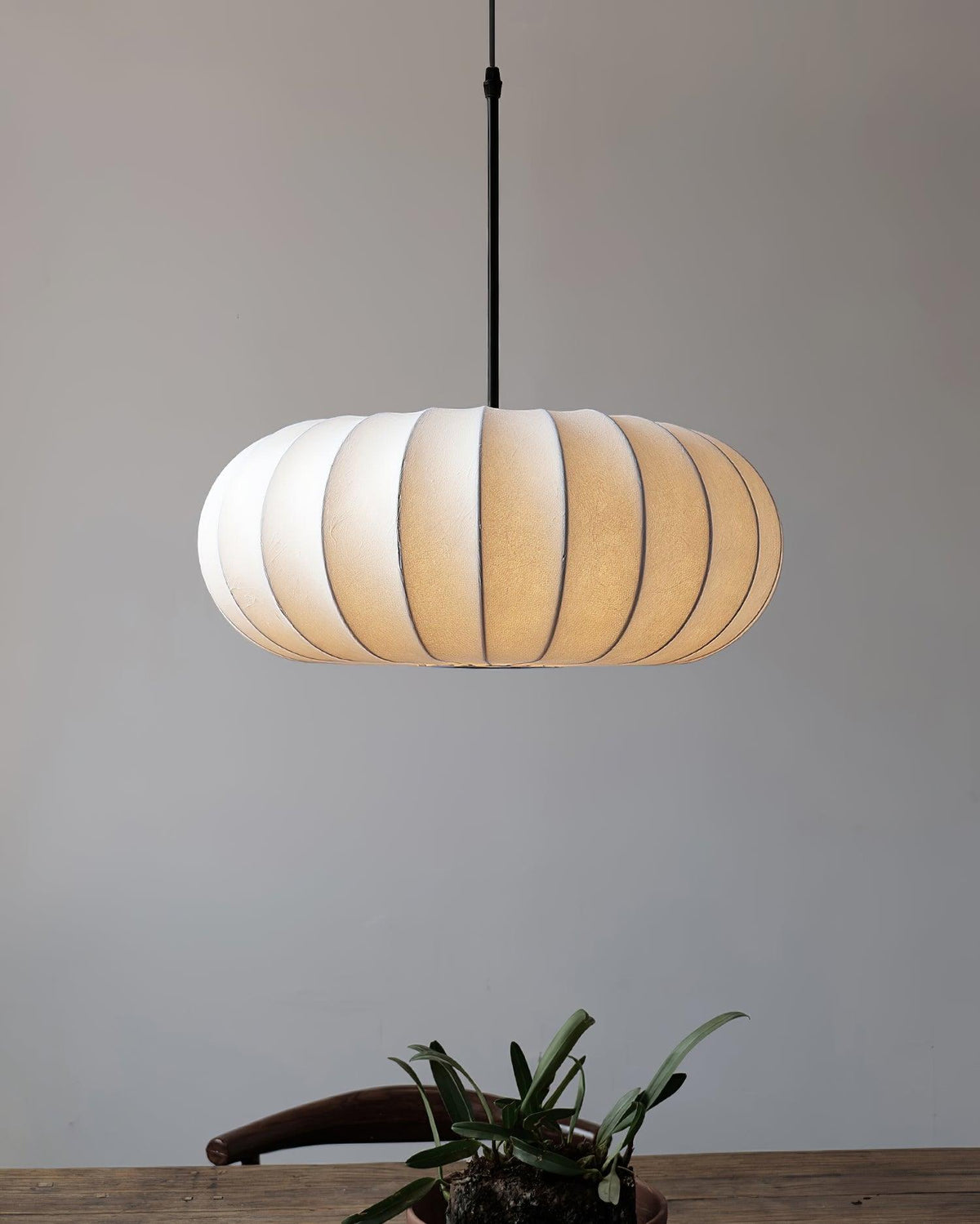 Suspension dôme côtelé en tissu et tige métal noire — Brisance