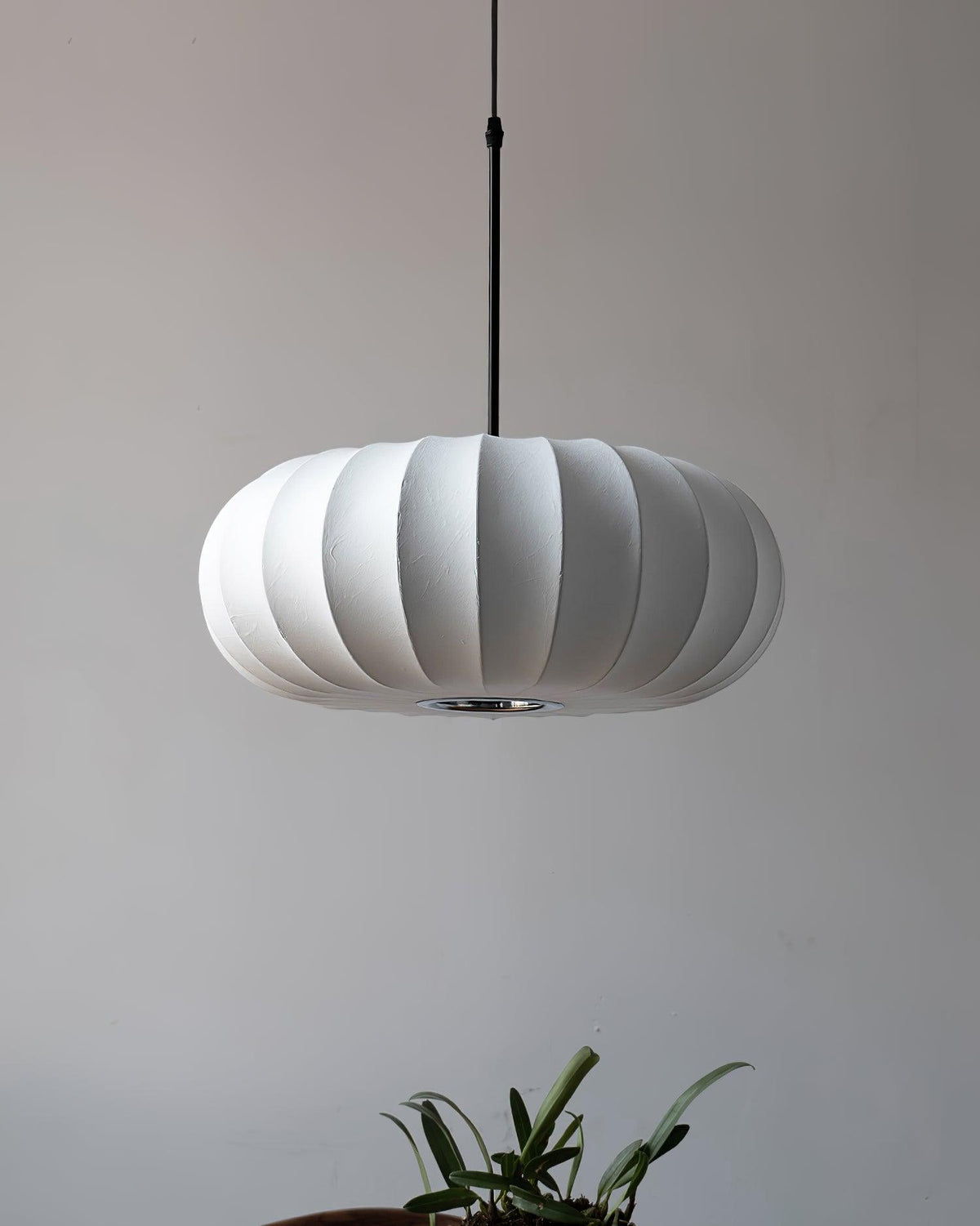 Suspension dôme côtelé en tissu et tige métal noire — Brisance