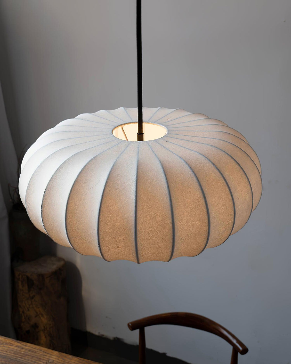Suspension dôme côtelé en tissu et tige métal noire — Brisance