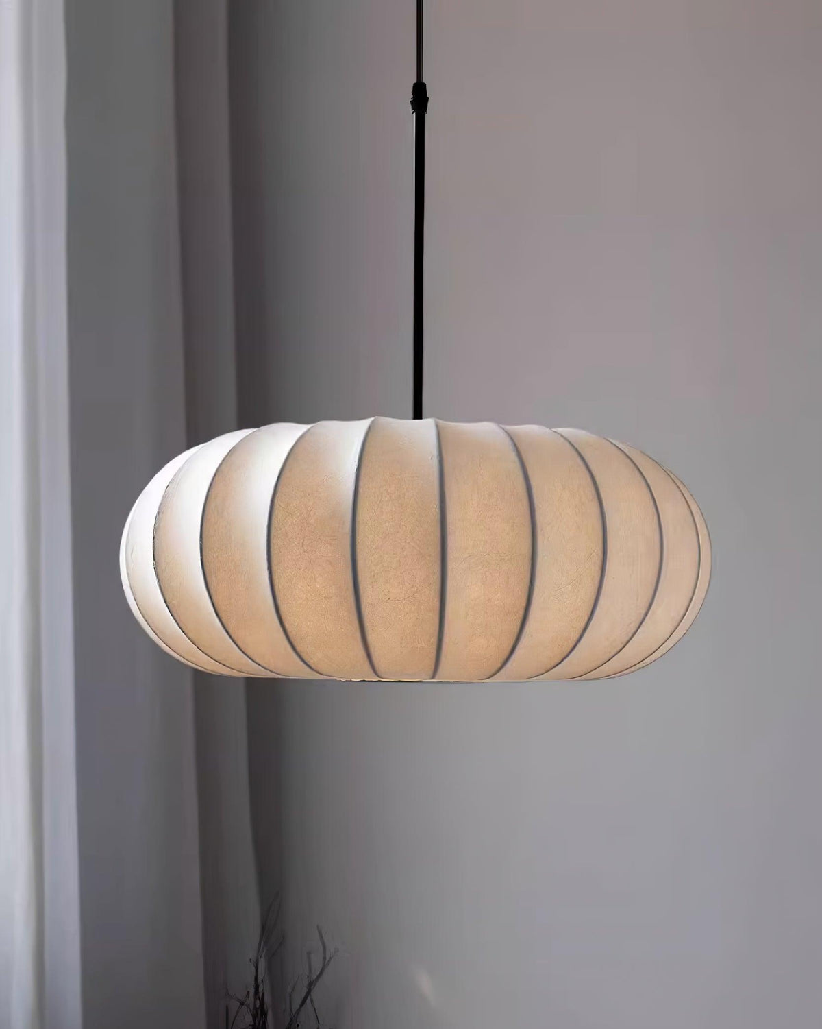 Suspension dôme côtelé en tissu et tige métal noire — Brisance