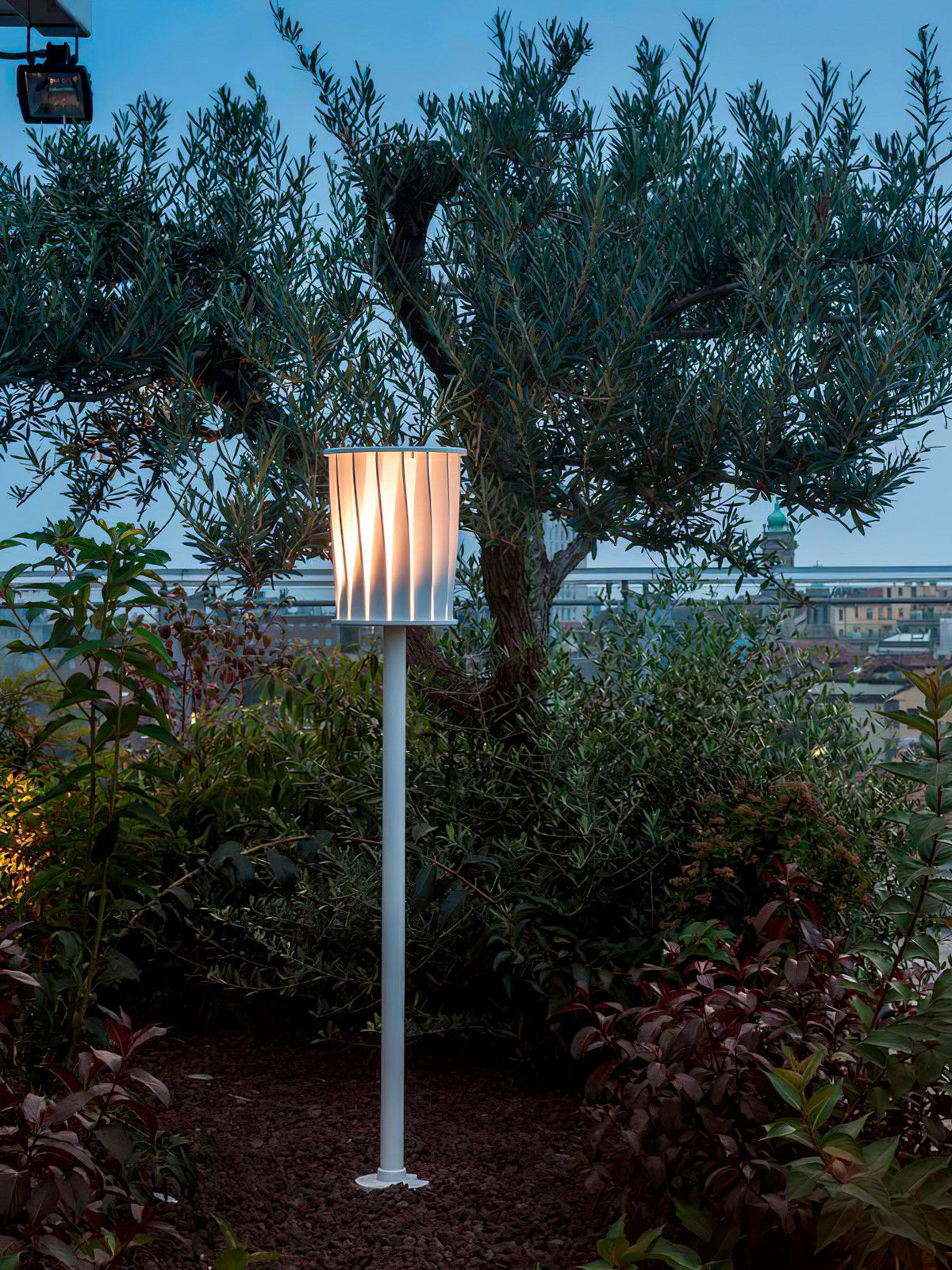 Borne de jardin sur pied en aluminium et diffuseur cannelé — Lampée