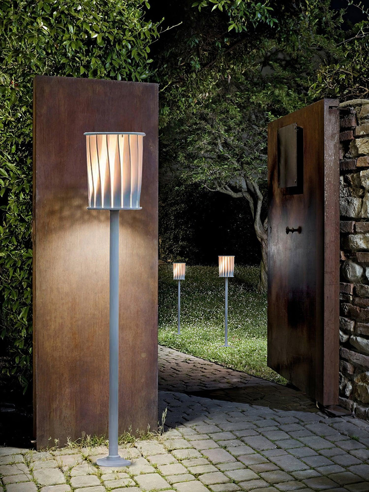 Borne de jardin sur pied en aluminium et diffuseur cannelé — Lampée