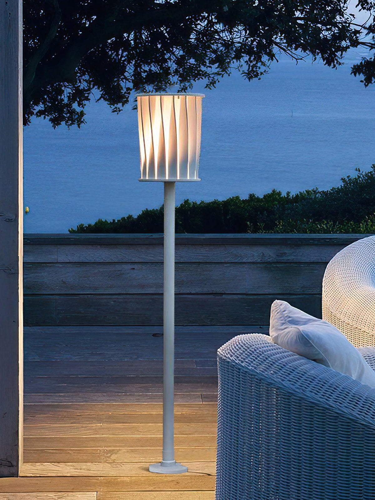Borne de jardin sur pied en aluminium et diffuseur cannelé — Lampée