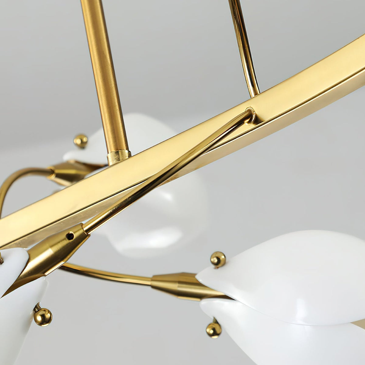 Lustre branche en laiton et boutons de fleurs en céramique — Vannerie