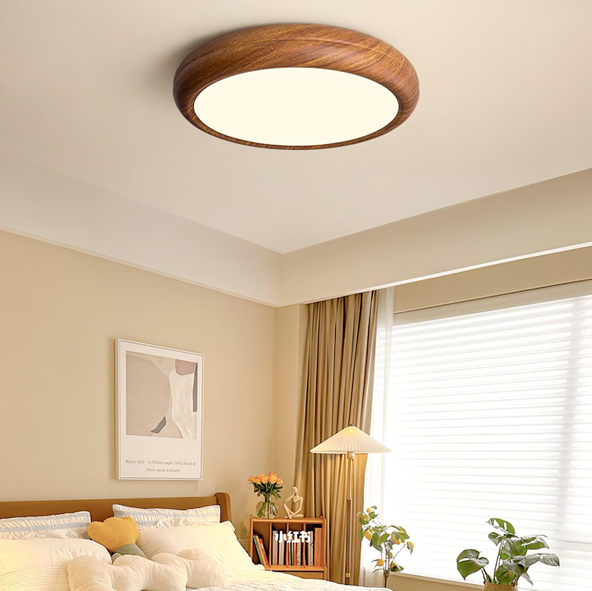 Plafonnier rond et plat cerclé de bois foncé — Bouvreuil