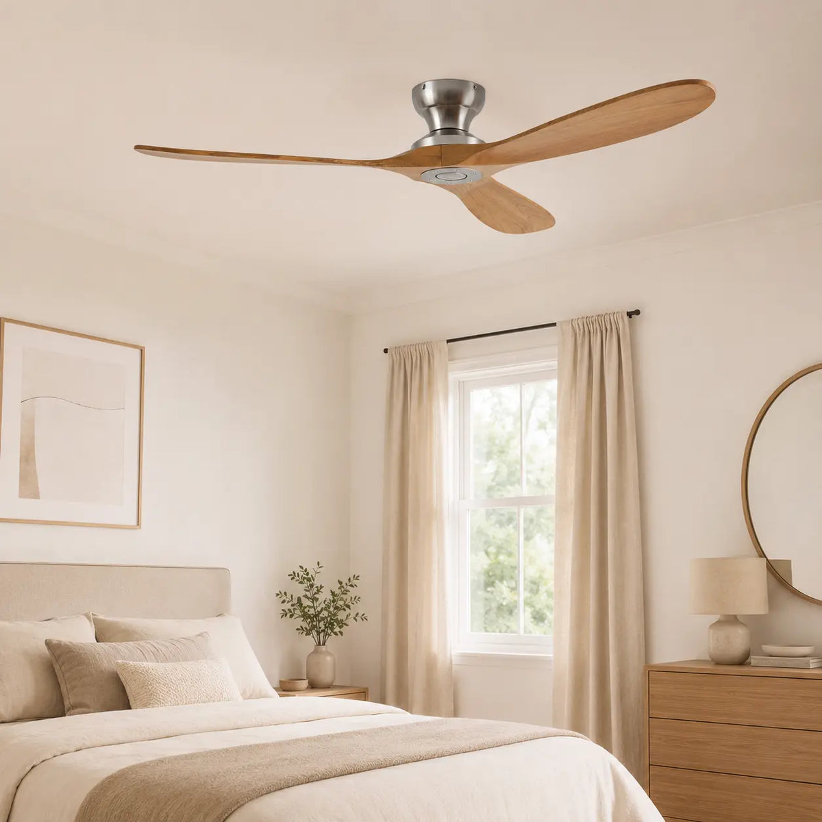 Ventilateur de plafond à pales en bois clair et moteur chromé — Cannage
