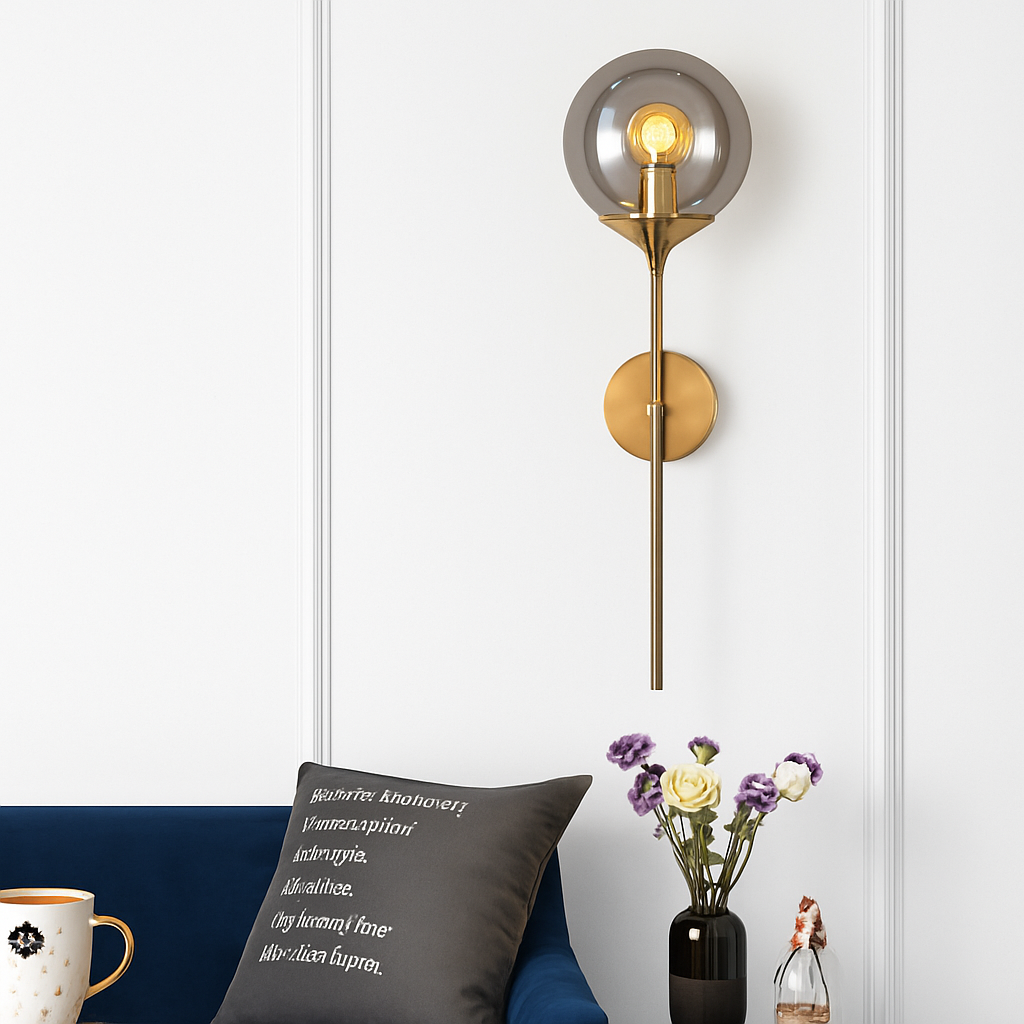 Applique murale design à LED avec bras doré et boule en verre