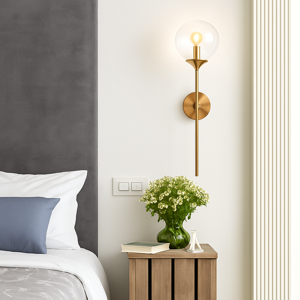 Applique murale design à LED avec bras doré et boule en verre