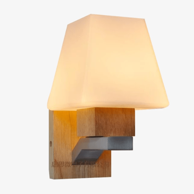 Applique murale en bois et abat-jour pyramide en verre