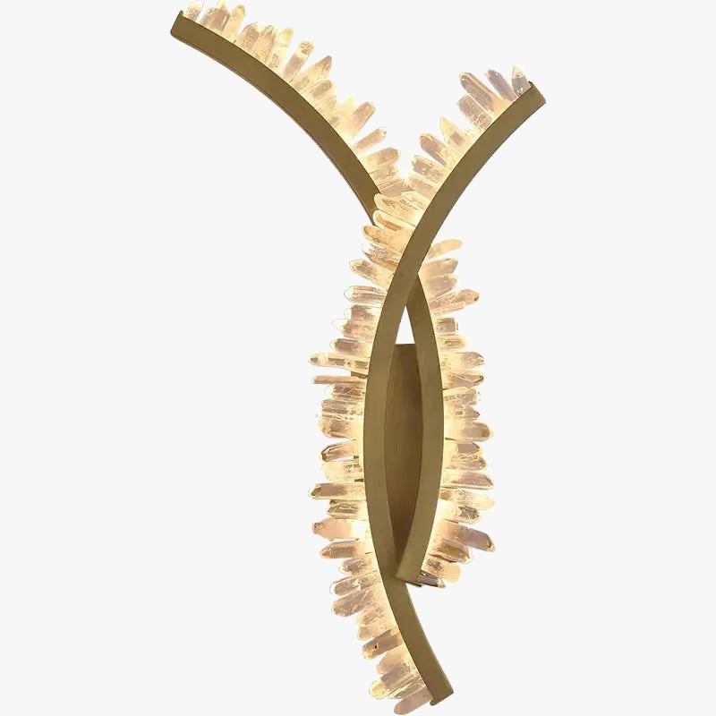 applique murale en cristal naturel et métal doré design stylisé